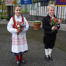 Blomsterbarna Linnea Isabel Nesteby og Philip Johannsen Vengstad blir begge 8 år i dag og hadde blomster til Kronprinsparet. Foto: Liv Anette Luane, Det kongelige hoff